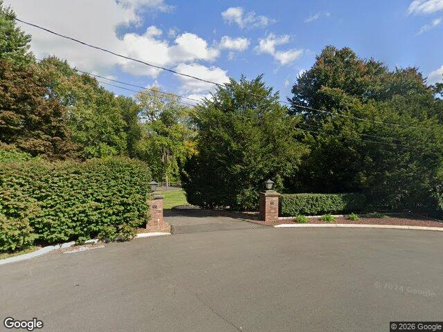32 Fernridge Rd, West Hartford, CT 06107