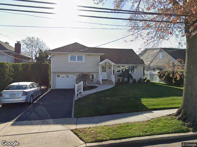 321 W Waukena Ave, Oceanside, NY 11572