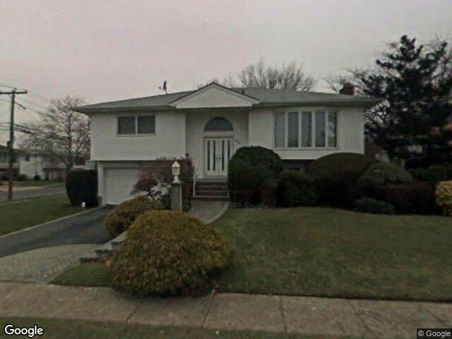 341 Green Ct, Oceanside, NY 11572