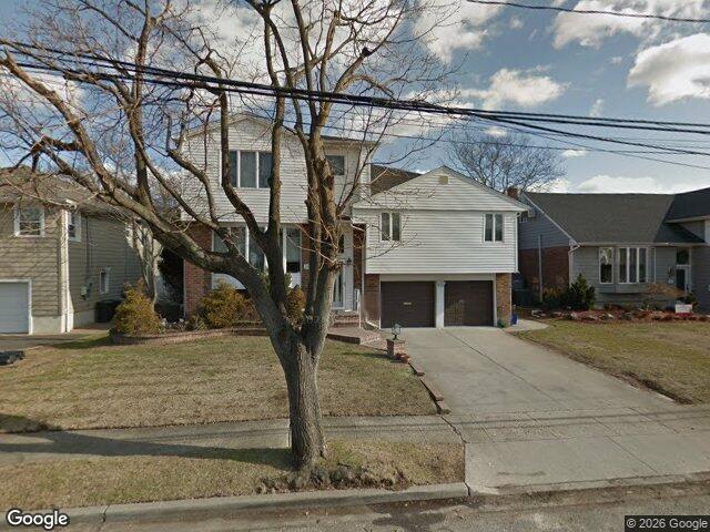 395 Bunker Dr, Oceanside, NY 11572