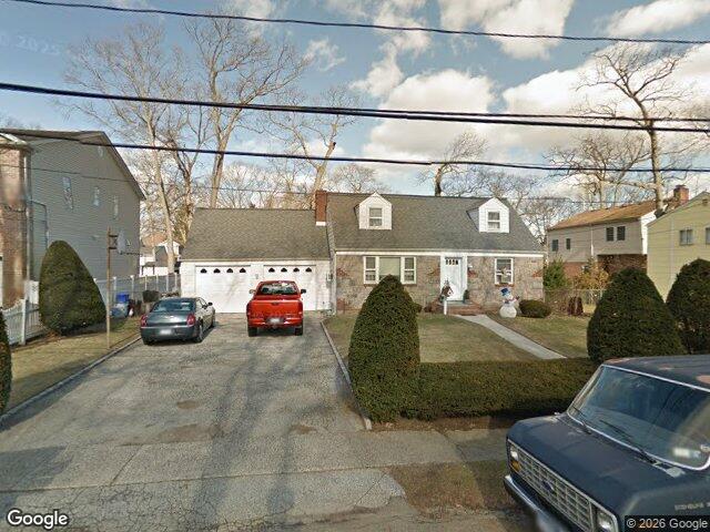 573 Grove Pl, Oceanside, NY 11572
