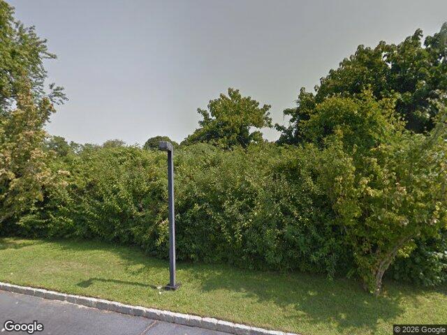1 Spruce Ct, Water Mill, NY 11976