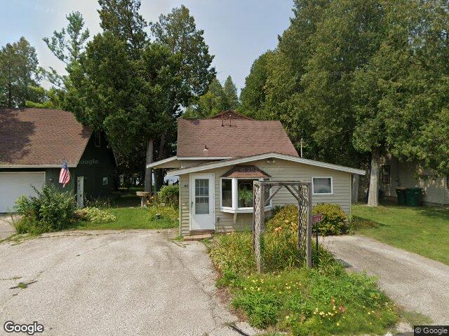 1324 W Green Lake Dr, West Bend, WI 53090