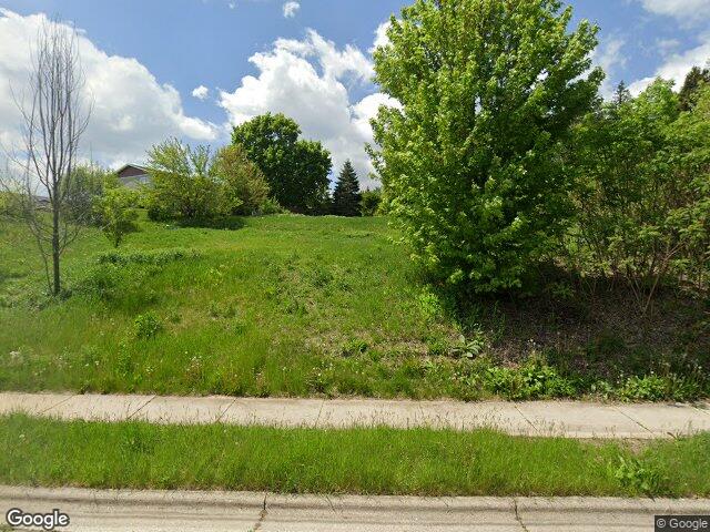 1914 River Dr N, West Bend, WI 53090