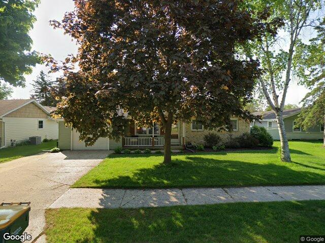 807 Meadowbrook Dr, West Bend, WI 53090