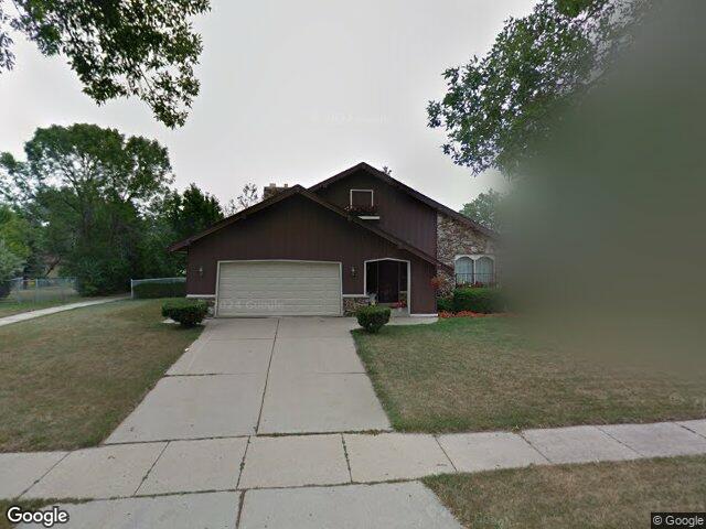 325 E Parkway Estates Dr, Oak Creek, WI 53154