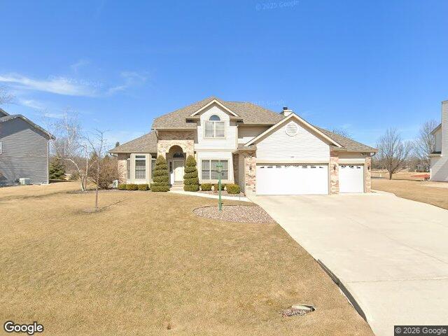 3260 E James Dr, Oak Creek, WI 53154