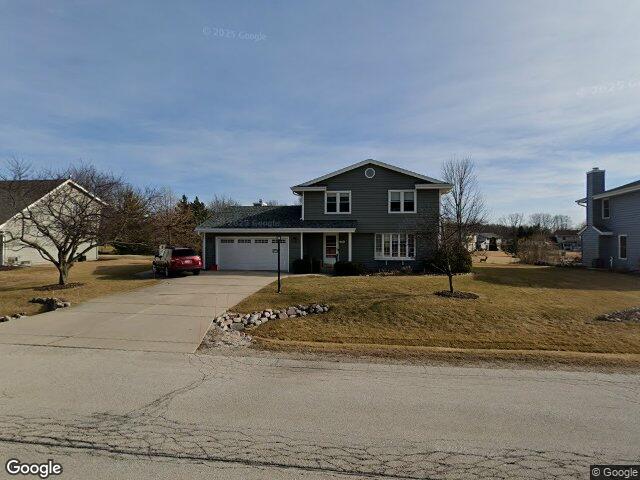 3269 E Carollton Dr, Oak Creek, WI 53154