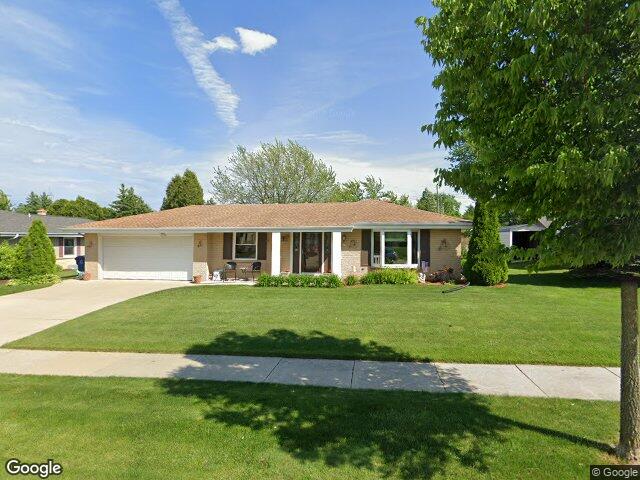 605 E Laverne Dr, Oak Creek, WI 53154