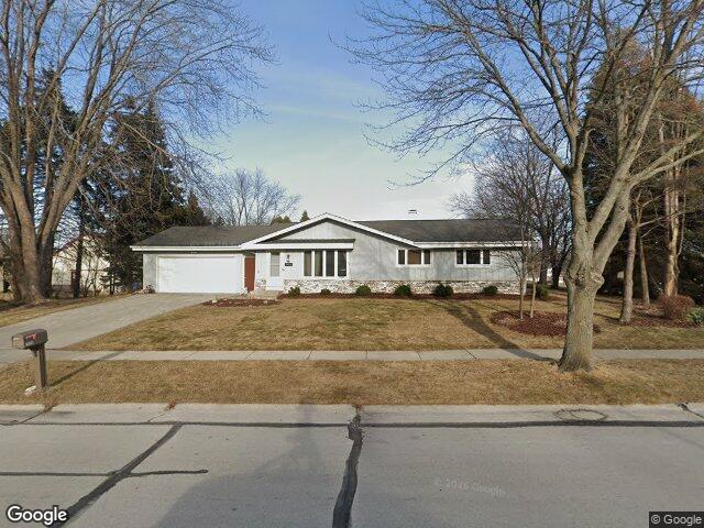 7424 S Chapel Dr, Oak Creek, WI 53154